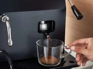 Ekspresy do kawy na podsy/cialde, choć mogą wydawać się nieco przestarzałe w porównaniu do nowoczesnych automatów, wciąż cieszą się dużą popularnością. Ich prosta konstrukcja i niezawodność sprawiają, że są cenione przez wielu miłośników kawy.