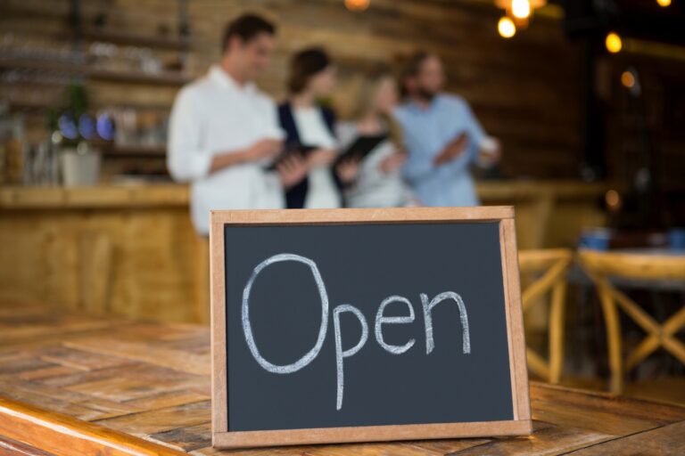 Jakie opłaty ponosi lokal gastronomiczny? Pełna lista kosztów restauracji, baru i kawiarni